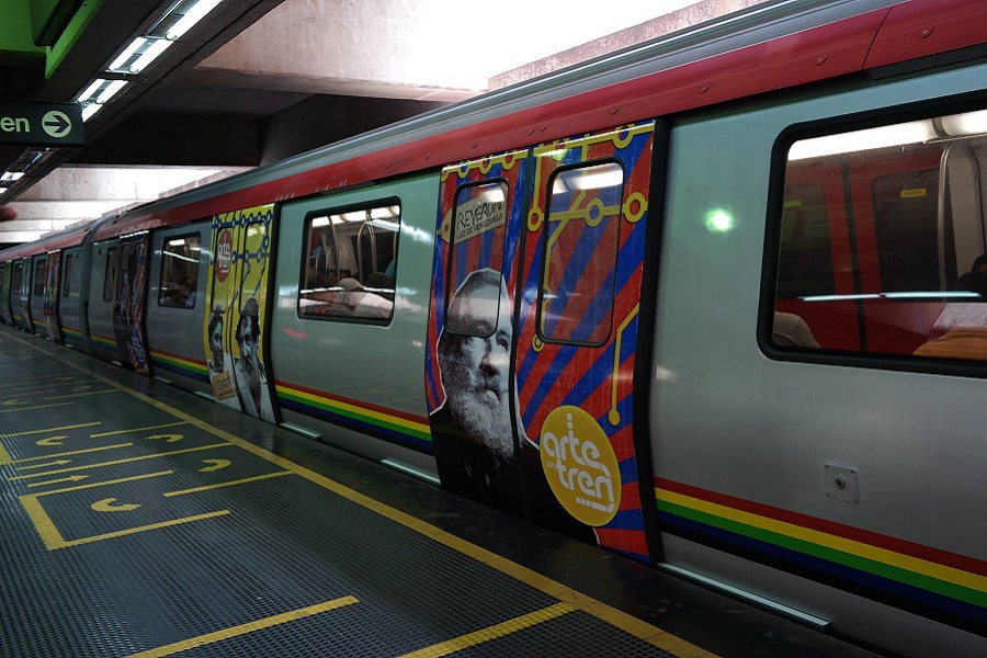 ¿Por qué no desde un vagón? Metro de Caracas lanza campaña desde las afueras de un cine (Video)
