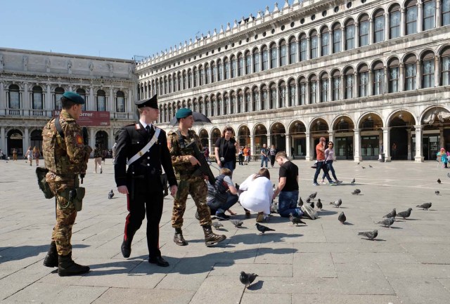 Soldiers patrol Saint Mark's Square in Venice, Italy March 30, 2017. REUTERS/Manuel Silvestri