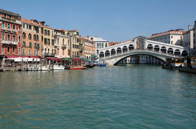 The Rialto Bridge is seen in Venice, Italy March 30, 2017. REUTERS/Manuel Silvestri