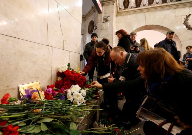 People leave candles in memory of victims of a blast in St.Petersburg metro, at Tekhnologicheskiy institut metro station in St. Petersburg, Russia, April 4, 2017. REUTERS/Grigory Dukor
