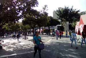 A pie se trasladan usuarios por Caracas ante cierre de estaciones del Metro