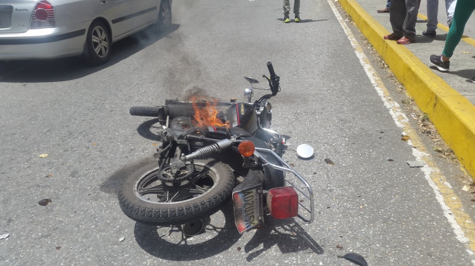 Manifestantes quemaron la moto de los colectivos que robaron a la periodista Mildred Manrique (FOTO)
