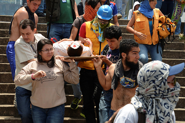 Heridos en protestas de San Cristóbal. REUTERS/Carlos Eduardo Ramirez