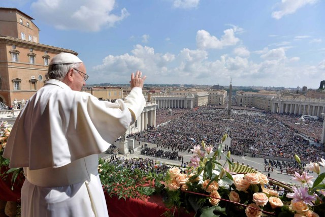 Pope Francis waves as he delivers his "Urbi et Orbi" (to the city and the world) message from the balcony overlooking St. Peter's Square at the Vatican April 16, 2017. Osservatore Romano/Handout via REUTERS ATTENTION EDITORS - THIS IMAGE WAS PROVIDED BY A THIRD PARTY. EDITORIAL USE ONLY. NO RESALES. NO ARCHIVE.
