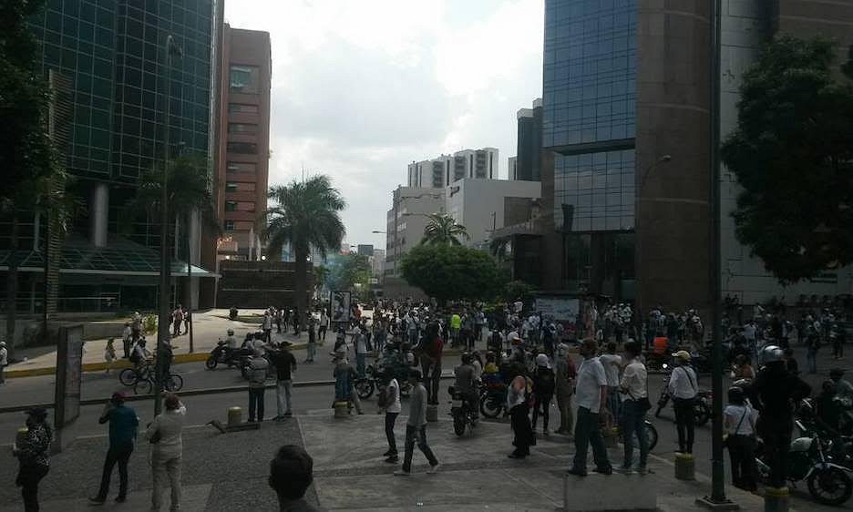 Periodistas que cubrían marchas de la MUD fueron asediados por chavistas y opositores