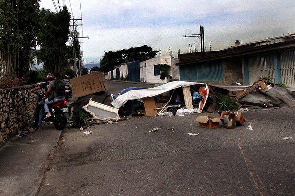 La ciudad amaneció ayer vuelta un caos y con el mobiliario de la ciudad afectado (Foto/Gustavo Delgado)