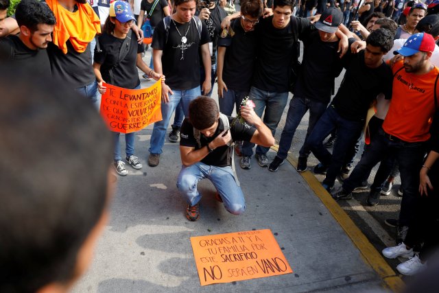 Opposition supporters and students take part in a tribute to Juan Pablo Pernalete, who died after being hit by a tear gas shot during a protest against Venezuelan President Nicolas Maduro, in Caracas, Venezuela April 27, 2017. The placard reads, "Thanks to you and your family for this sacrifice. It will not be in vain". REUTERS/Carlos Garcia Rawlins
