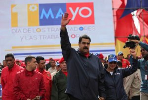 Maduro firma convocatoria para Fraudetuyente “comunal”