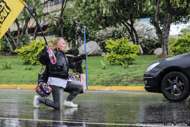 Con banderas, cruces y bajo la lluvia los opositores se plantaron en Caracas.