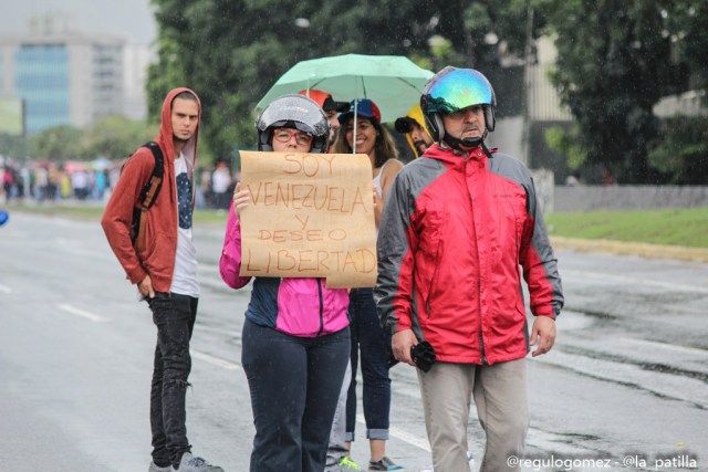 Con banderas, cruces y bajo la lluvia los opositores se plantaron en Caracas.