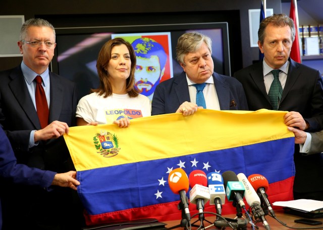 Leopoldo Lopez (2nd R), father of Venezuela's jailed opposition leader Leopoldo Lopez, and his daughter Diana Lopez (2nd L) hold up a Venezuelan flag next to lawyer Javier Cremades (R) and former Spanish justice minister Alberto Ruiz Gallardon, hold up a Venezuelan flag during a news conference in Madrid, Spain, May 5, 2017. REUTERS/Paul Hanna