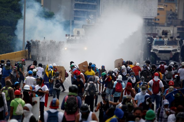 La marcha opositora fue reprimida en la Autopista Francisco Fajardo a la altura de El Rosal. REUTERS/Carlos Garcia Rawlins TPX IMAGES OF THE DAY