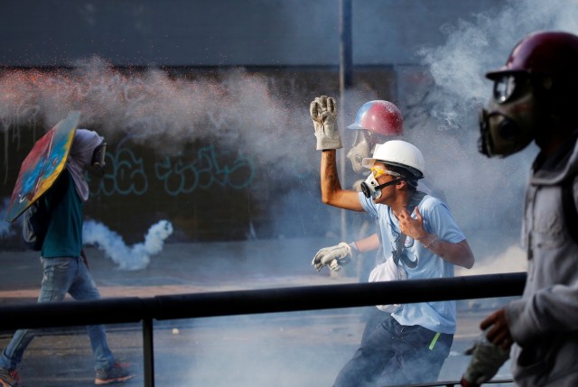 Opposition supporters clash with security forces during a rally against Venezuela's President Nicolas Maduro in Caracas, Venezuela May 20, 2017. REUTERS/Carlos Garcia Rawlins