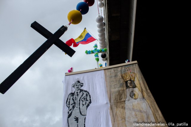 Con banderas, cruces y bajo la lluvia los opositores se plantaron en Caracas