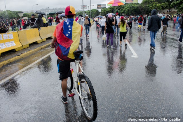 Con banderas, cruces y bajo la lluvia los opositores se plantaron en Caracas