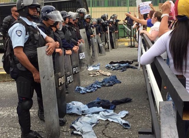 Gochas restadas se quitaron los pantalones y se los lanzaron a Polimérida y la GN. Foto: @CarlosSouquet