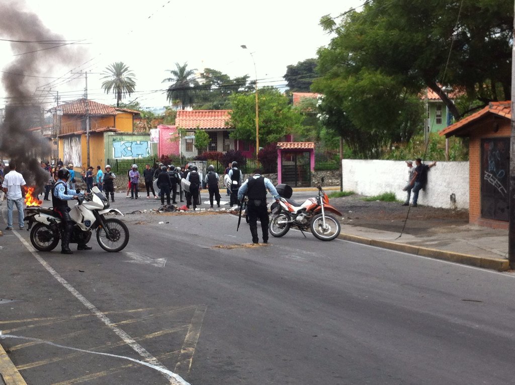 Reportan enfrentamiento entre policías y manifestantes en Mérida #10May (Fotos)