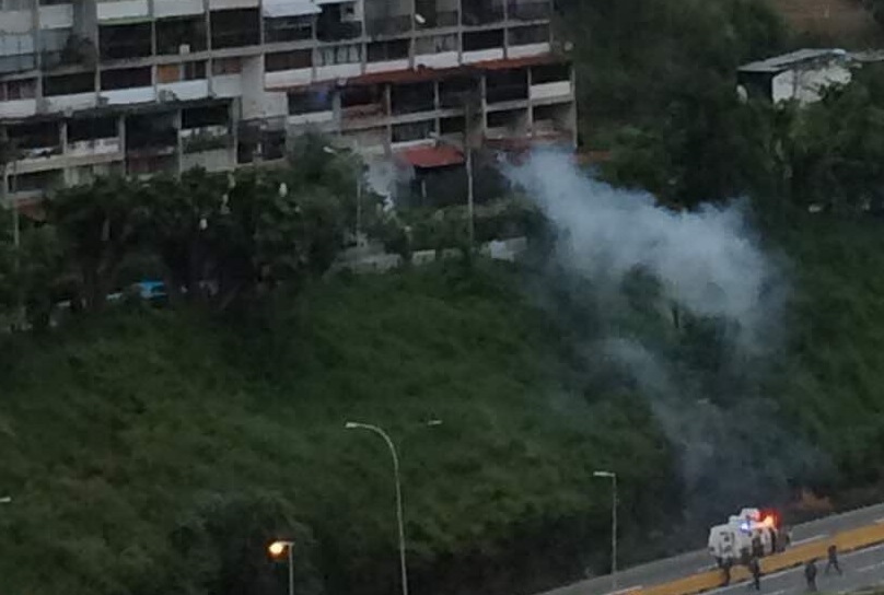 ¡Sin piedad! GNB dispara lacrimógenas a residencias en Los Salias #17May