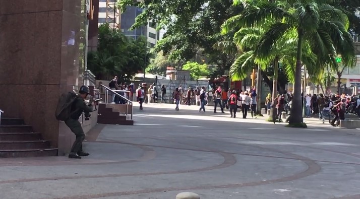 Nadie lo vio: Sigiloso GNB dispara de frente contra manifestantes pacíficos y corre a esconderse (VIDEO)
