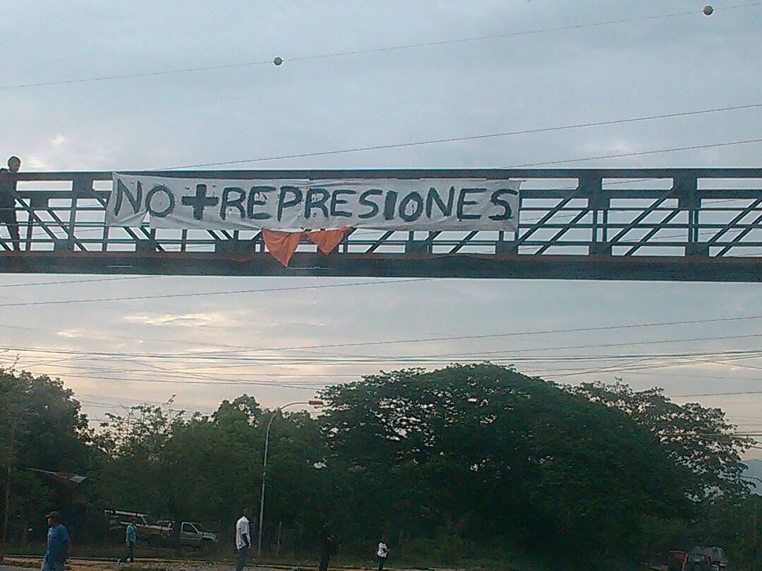 Colocaron pancartas en Santa Teresa del Tuy pidiendo cese de la represión (fotos)