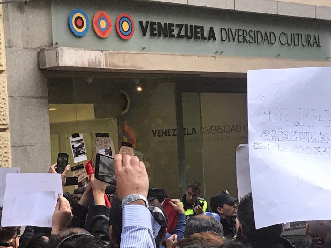 Protestaron a las afueras de la embajada venezolana en España por muertes en manifestaciones (Fotos y video)
