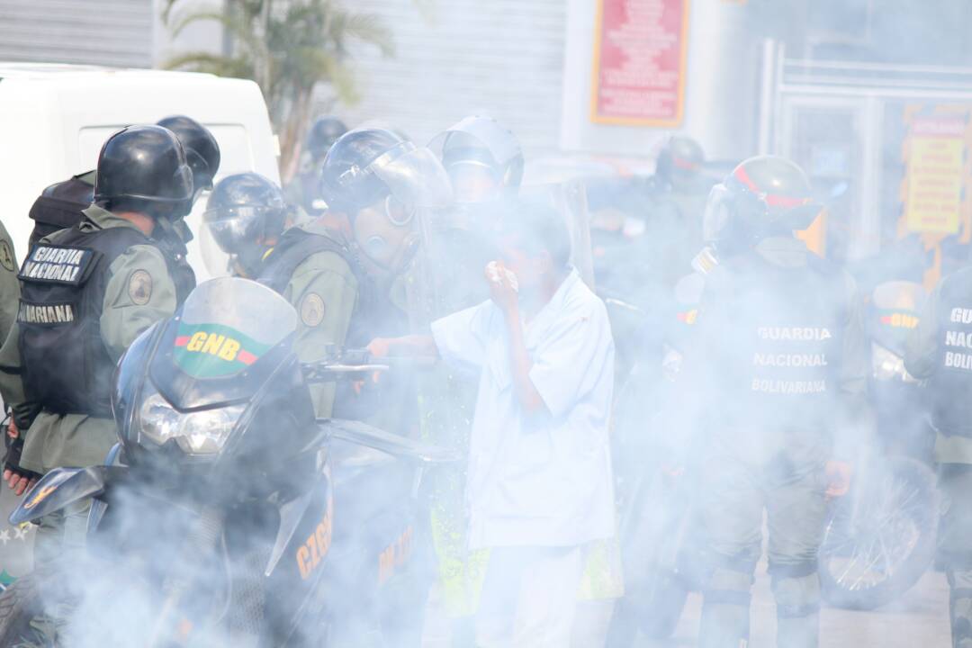 Cuerpos de seguridad no dan respiro a manifestantes en Las Mercedes (Video)