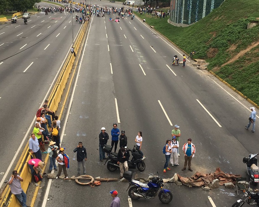 Cerrada la Francisco Fajardo a la altura del CCCT en Caracas #15May