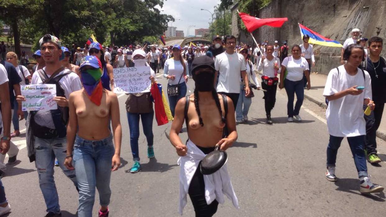 Chicas topless exigen el cese de la represión #6May