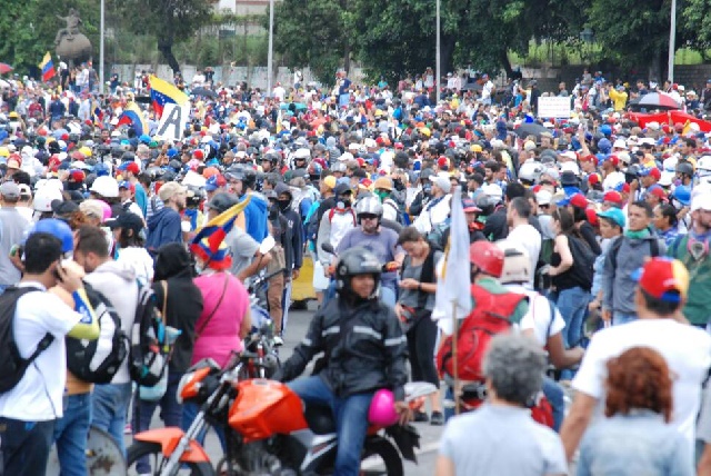 Venezolanos exigen a la FAN apegarse a la Constitución y deponer las armas contra el pueblo