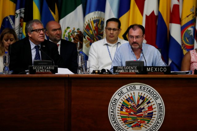 El canciller de México Luis Videgaray (der) en la Asamblea General de la OEA (Foto: Reuters)
