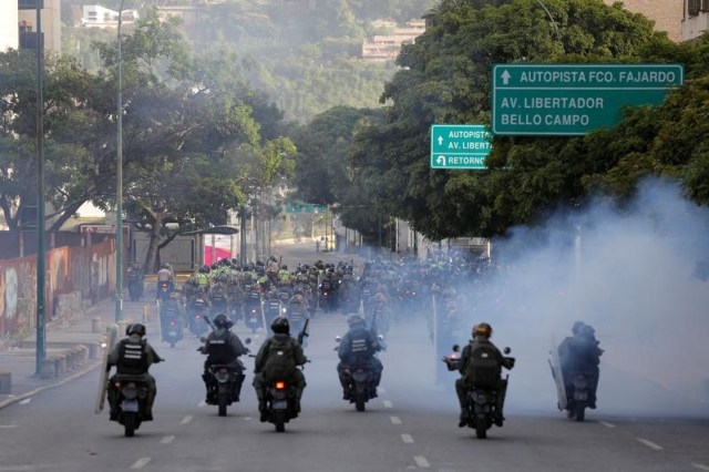 Fuerzas de seguridad montan moticicletas durante protestas contra el gobierno en Caracas (Foto: Reuters)