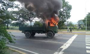 Queman convoy del Ejército en la UCV de Maracay