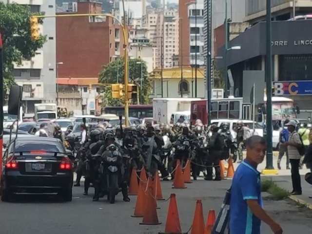 Foto: Reportan fuerte presencia de la GNB en Plaza Venezuela / Manuel R. Trujillo