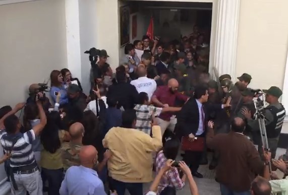 En video: El momento exacto en que la GNB agrede a diputadas y periodistas