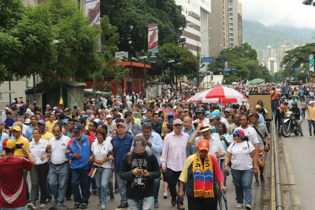 Concentración arrancó desde Plaza Altamira rumbo al CNE (Fotos)