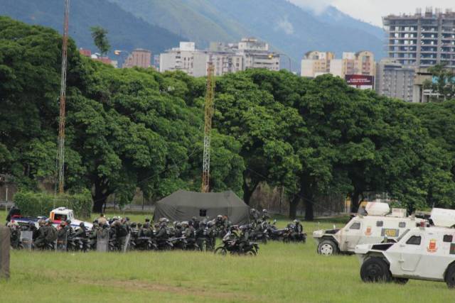 Cuerpos de seguridad comenzaron a reprimir a los manifestantes que se retiraban de La Carlota. Foto: Régulo Gómez / LaPatilla.com