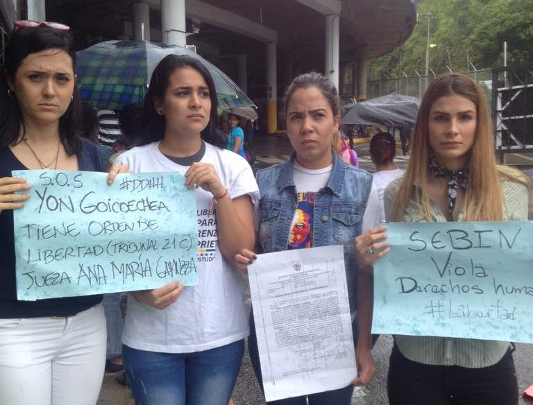 Esposas de presos políticos realizan trancazo en El Helicoide