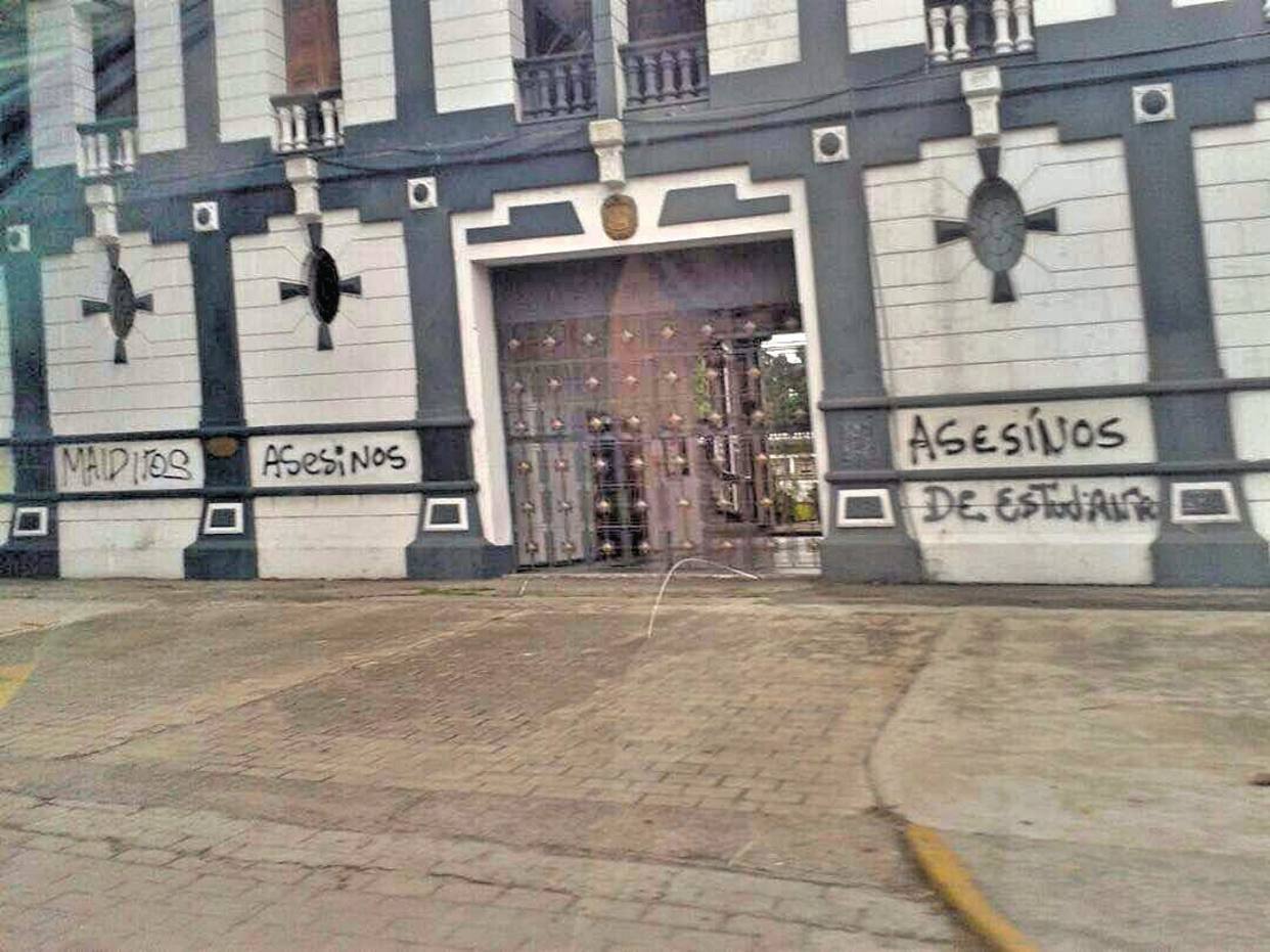 “Asesinos de estudiantes”, el mensaje que apareció en la fachada de la Academia Militar en Aragua