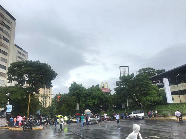 Manifestantes realizan trancazo a pesar de la lluvia (Foto: @AereoMeteo)