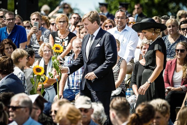 Dutch King Willem-Alexander (C) and Queen Maxima (R) attend the unvealing of the National Monument for the MH17 victims in Vijfhuizen, on July 17, 2017. Three years after Flight MH17 was shot down by a missile over war-torn Ukraine, more than 2,000 relatives gather to unveil a "living memorial" to their loved ones. A total of 298 trees have been planted in the shape of a green ribbon, one for each of the victims who died on board the Malaysia Airlines flight en route from Amsterdam to Kuala Lumpur. / AFP PHOTO / ANP / Remko de Waal / Netherlands OUT