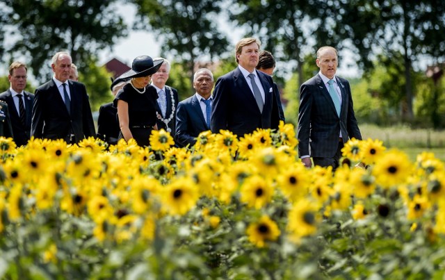 Dutch King Willem-Alexander (2ndR) and Queen Maxima (3rdL) attend the unveiling of the National Monument for the MH17 victims in Vijfhuizen on July 17, 2017. Three years after Flight MH17 was shot down by a missile over war-torn Ukraine, more than 2,000 relatives gather to unveil a "living memorial" to their loved ones. A total of 298 trees have been planted in the shape of a green ribbon, one for each of the victims who died on board the Malaysia Airlines flight en route from Amsterdam to Kuala Lumpur. The flowers also represent "the sunflower fields in eastern Ukraine where some parts of the plane wreckage were found". / AFP PHOTO / ANP / Remko de Waal / Netherlands OUT