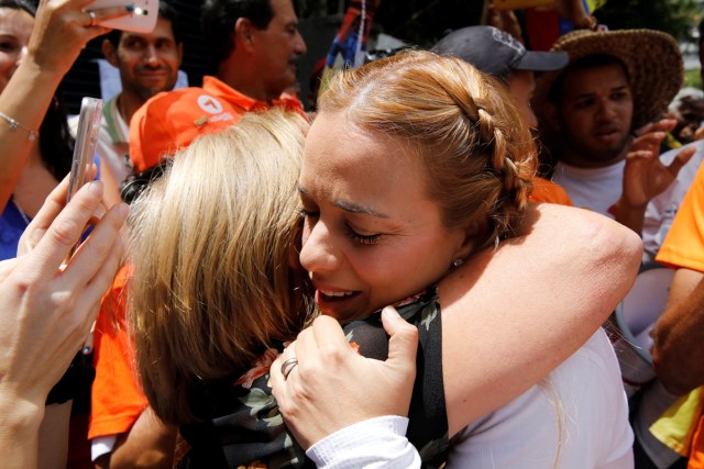Lilian Tintori (R), wife of Venezuela's opposition leader Leopoldo Lopez, who has been granted house arrest after more than three years in jail, embraces a supporter as she leaves her house to attend a rally against Venezuela's President Nicolas Maduro in Caracas, Venezuela July 9, 2017. REUTERS/Carlos Garcia Rawlins