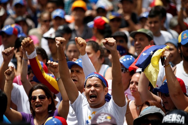Opposition supporters shout slogans as they attend a rally against Venezuelan President Maduro's government in Caracas, Venezuela July 9, 2017. REUTERS/Andres Martinez Casares