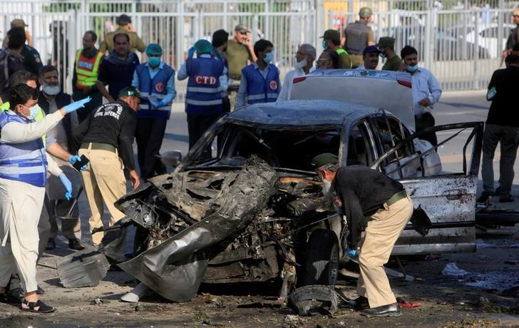 Suicida con bomba en Pakistán mata a 25 personas en su mayoría policías