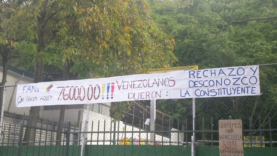 Colegio en Colinas de Bello Monte amaneció con pancarta contra la ANC #24Jul (Foto)
