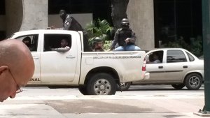 ¿Buscando intimidar? Funcionarios armados y encapuchados recorren la plaza Francia de Altamira #22Jul