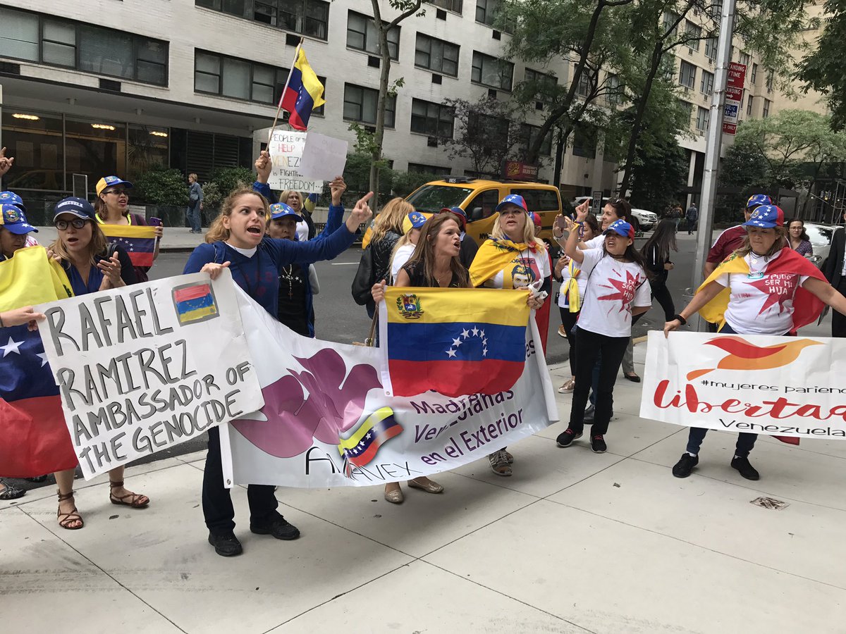 Venezolanas realizan plantón frente a sede de la Misión Permanente de la ONU en Nueva York (Fotos)