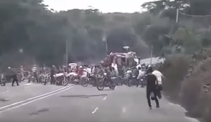 La somalización de Venezuela: Atracan gandola en carretera lanzándole molotovs desde motos (video)