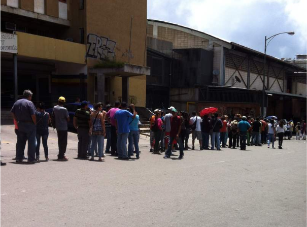 Largas colas en Plan Suárez de La Trinidad para comprar algo de comida #29Jul