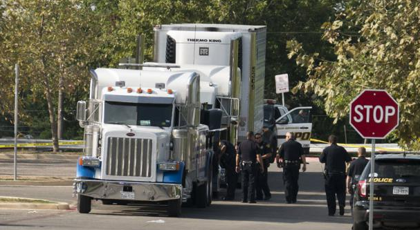 Camionero dice ignorar que llevaba personas, tras muerte de migrantes en EEUU